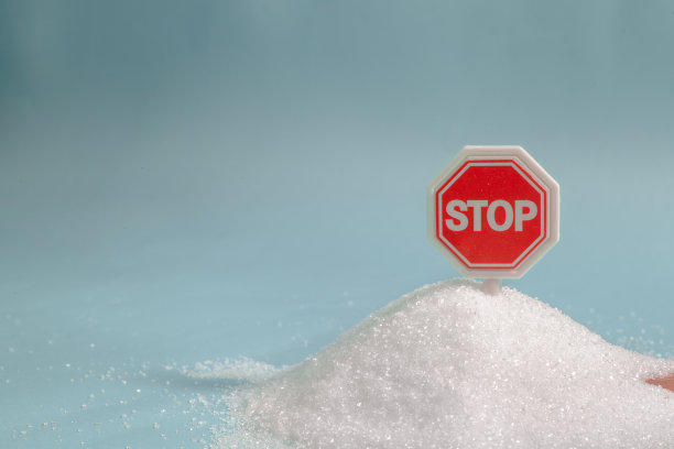 糖上的停止标志，警告糖太多会造成不健康的营养，肥胖，糖尿病，牙科保健和更多。图片下载