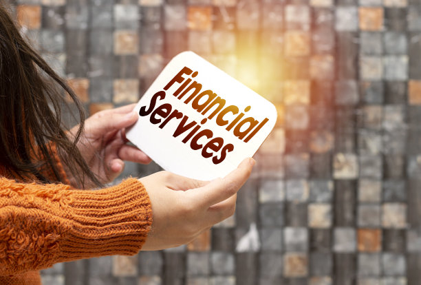 商业妇女拿着白色纸盒与金融服务文本图片下载