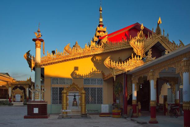 闷热的夜晚，在一个佛教寺庙图片下载