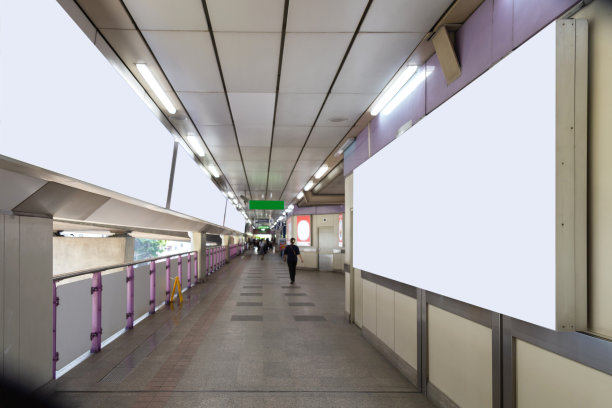 轻轨车站上的空白广告牌。图片下载