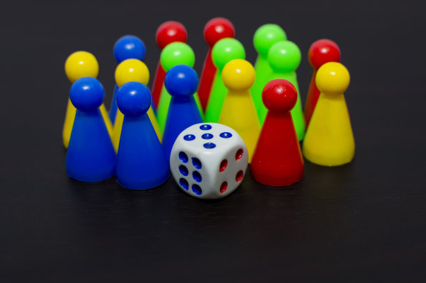 棋子和骰子在灰色的表面上图片下载