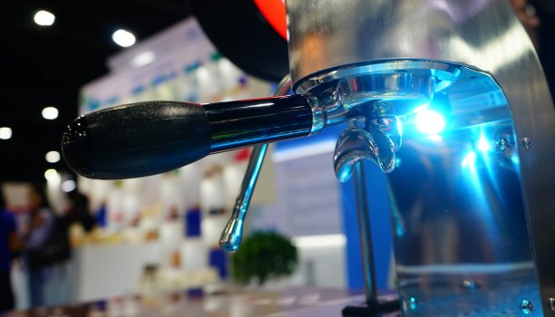 在他的咖啡店里用led灯准备浓缩咖啡图片下载