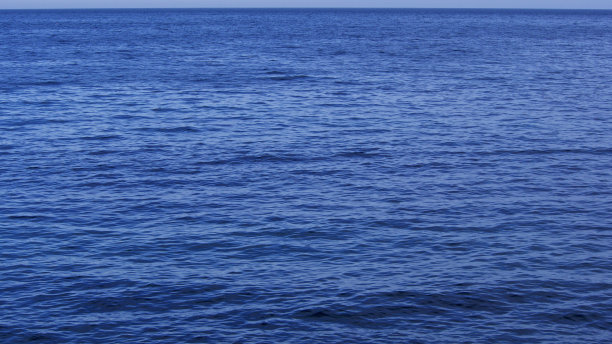 平静的蓝色大海和天空图片下载