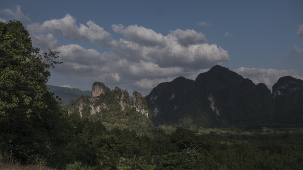雨林覆盖的山脉图片下载