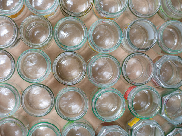 头顶上有一堆没有盖的空玻璃罐图片下载