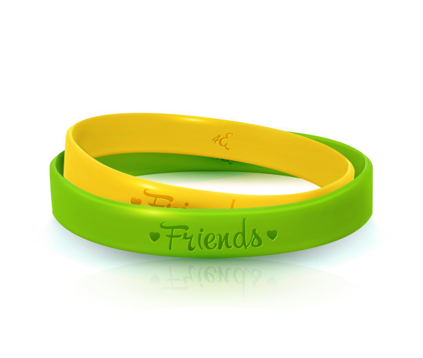 给好朋友的橡胶手镯:黄色和绿色。友谊日，友谊节日快乐。白色背景上的两个硅胶腕带。图片下载
