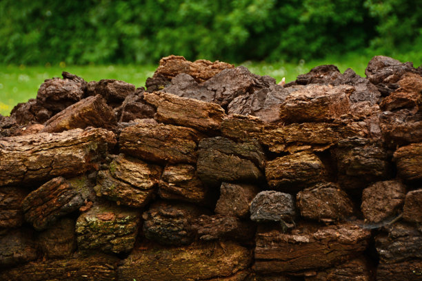 堆上的泥炭块。图片下载