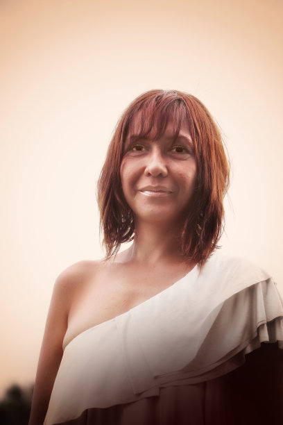 近景复古风格打扮成人女子肖像在花园上空图片下载