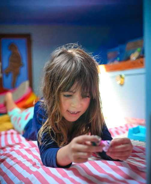 小女孩用她的玩具玩幻想游戏图片下载