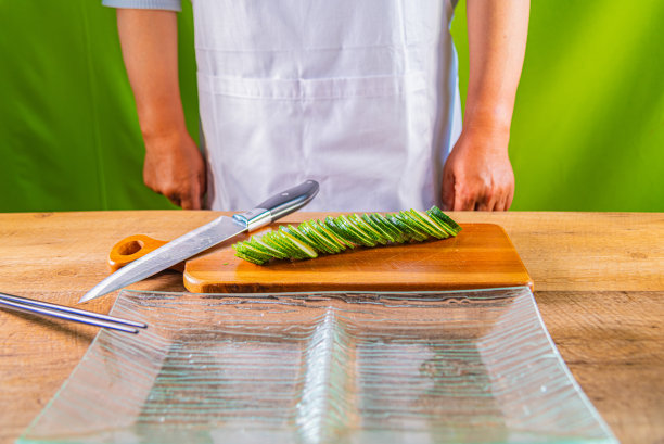 男人正在切祖基尼图片下载