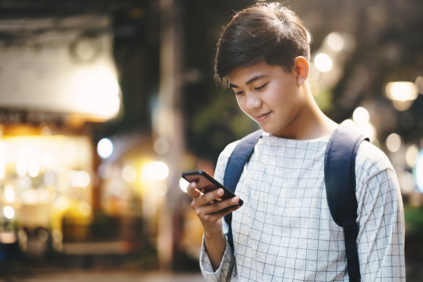 年轻旅行者浏览全球定位系统在线地图应用程序。图片下载