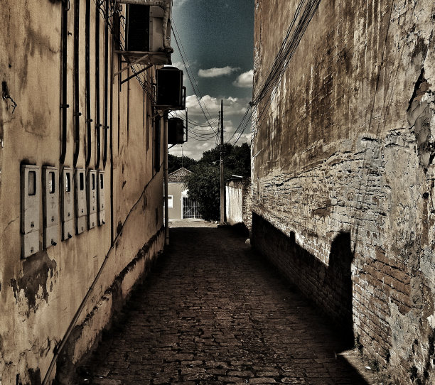 狭窄的道路图片下载