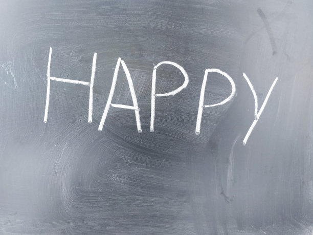 快乐的文字在黑板上图片下载