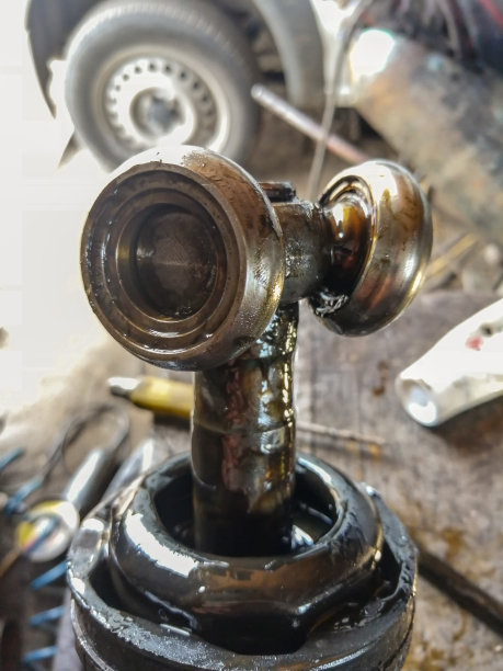 由于压盖磨损，更换汽车悬架部件图片下载