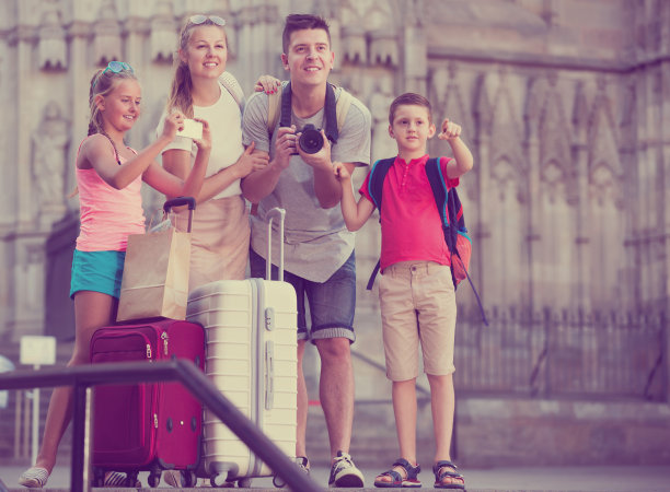 成人旅游家庭拍摄城市照片图片下载