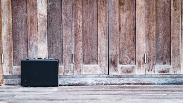 黑色商务皮包手提包与钥匙锁图片下载