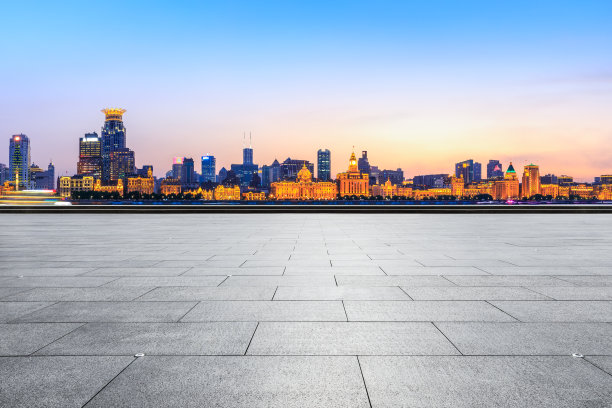 晚上上海外滩城市的天际线和空荡荡的广场图片下载