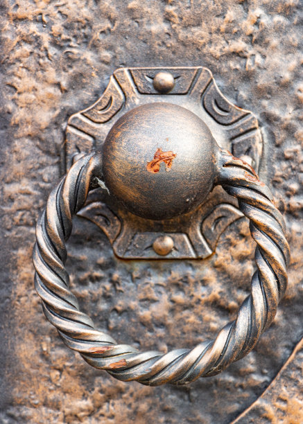 古老木门上的古铜色铃铛图片下载