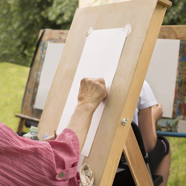 一位老妇人在为老人画素描。图片下载