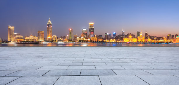 晚上上海外滩的天际线和空荡荡的广场图片下载