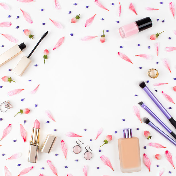 用口红框架;刷和其他配件上的白色背景。由金色和粉红色组成。平躺;前视图。图片下载