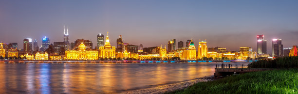 上海外滩美丽的城市天际线夜景图片下载