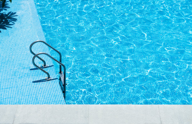 酒店内有游泳池和楼梯图片下载