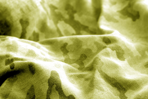 旧的迷彩布料，黄色调的模糊效果。图片下载