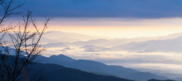 晨雾中如画的蓝山山脉。图片下载