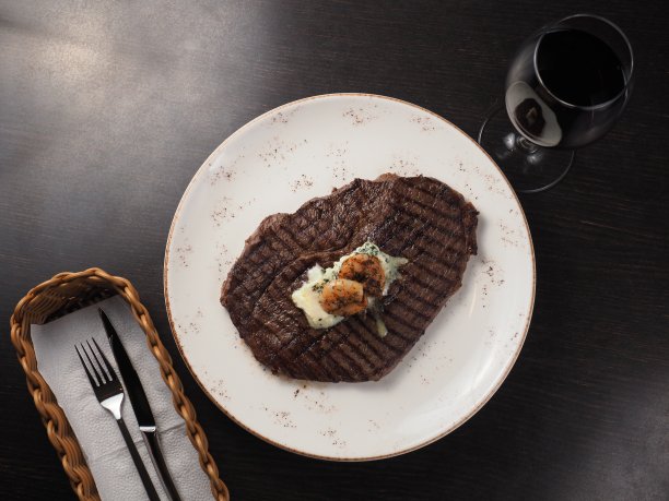 多汁美味的西冷牛排配烤虾图片下载