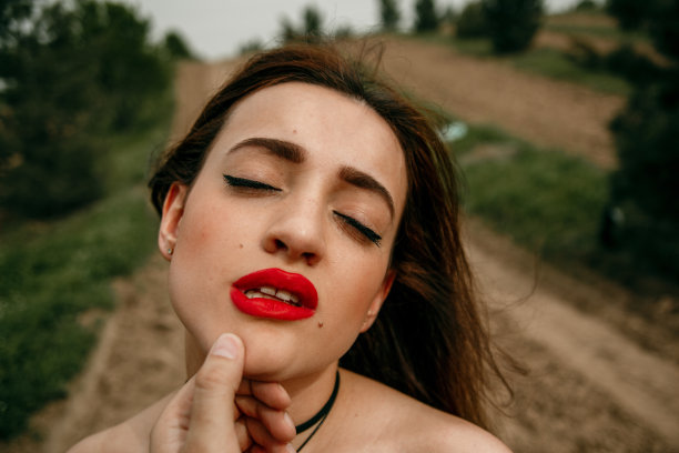 男人摸女人的脸。性和感官图片。图片下载