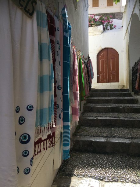 琳琅满目的礼品在Lindos街道之间的市场上出售。希腊05/17/2019 Lindos-Rhodes岛/图片下载