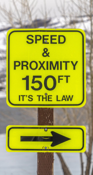 垂直接近一个亮黄色的速度和接近路标与箭头图片下载