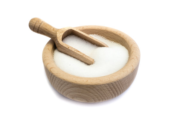 盐在木碗孤立在白色的背景图片下载