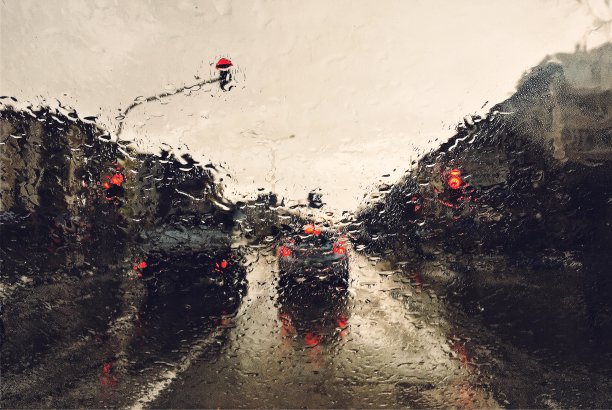 城市道路与汽车玻璃上的雨滴图片下载