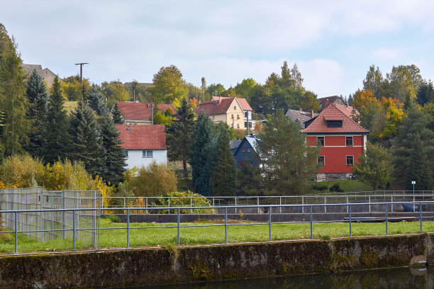 河大坝。在农村的河流水坝。森林中的河流。美丽的自然景色。森林河流的风景照片。森林自然在一个晴朗的日子。德国美丽的自然风光。图片下载