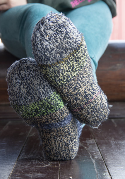 腿在针织袜子作为乡村生活的象征图片下载