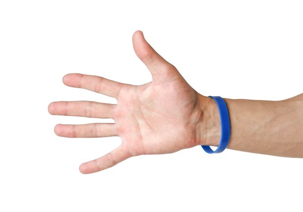 手臂上的彩色橡胶手镯。关闭了。在白色背景上隔离图片下载