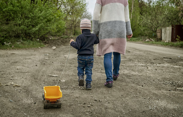 孩子和他的母亲走了。图片下载