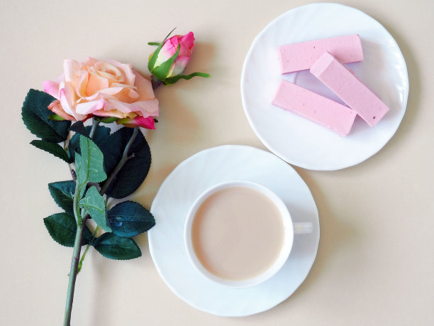 糖果，粉色背景的盘子里的糖果。图片下载