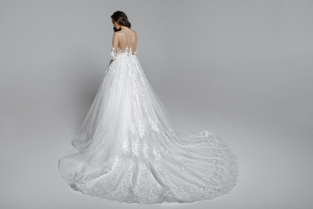 美丽的女孩穿着白色公主婚纱，赤裸的肩膀，孤立在白色的背景。图片下载