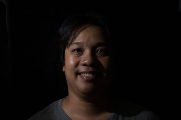 一个微笑的男人的肖像图片下载