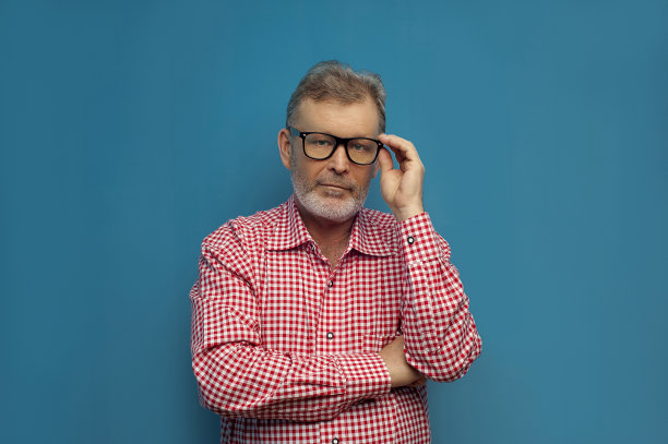 体贴的老人穿着时髦的休闲衬衫和时尚的眼镜图片下载