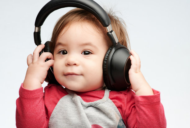 带耳机的快乐宝宝图片下载