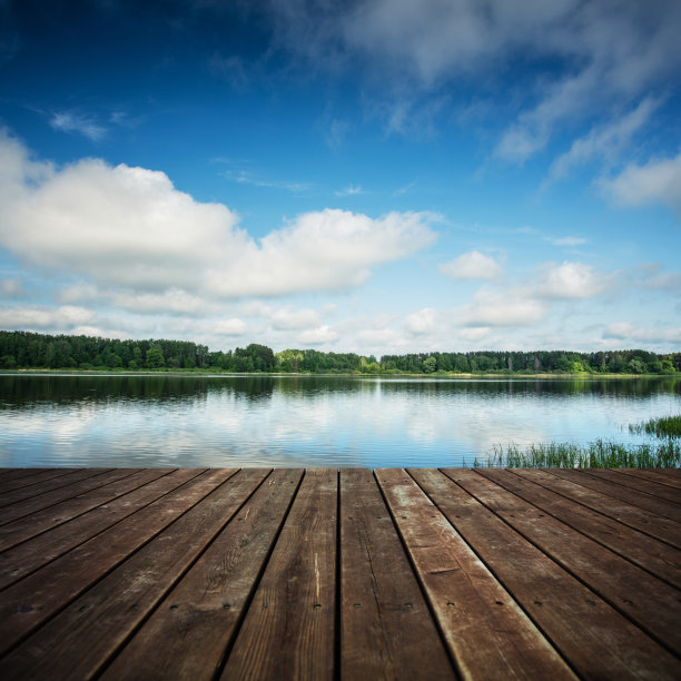 木地板和美丽的湖的背景图片下载
