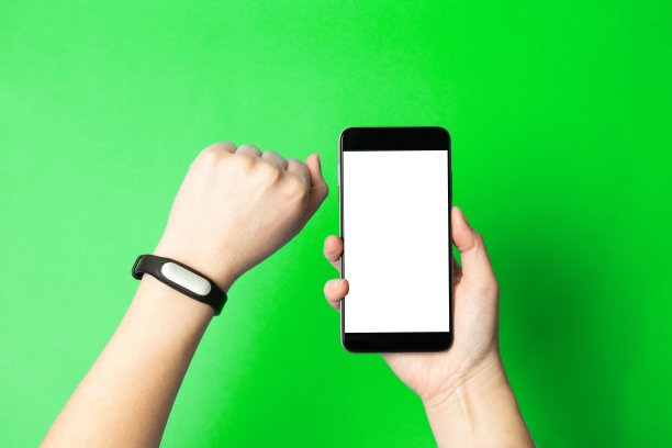 女性与追踪器和模型智能手机屏幕上的绿色背景。平躺，俯视图图片下载
