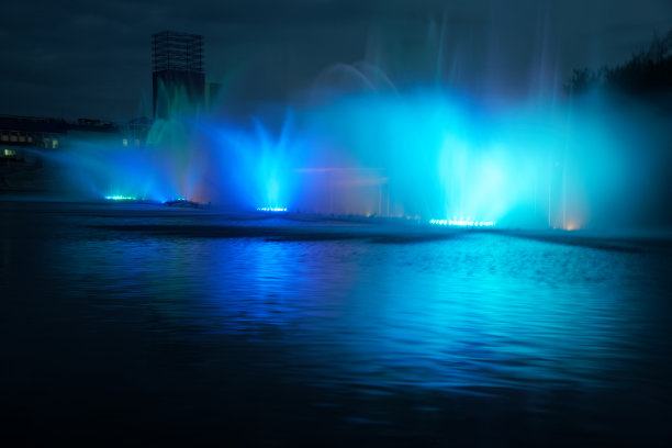 彩色的喷泉，激光和光反射在湖面上图片下载