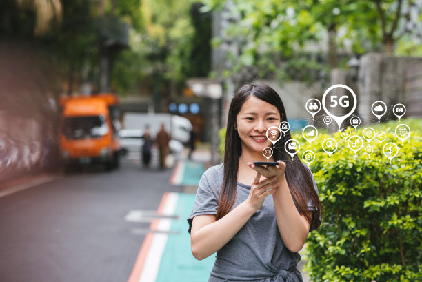 年轻女子在智能手机上使用5G素材图片