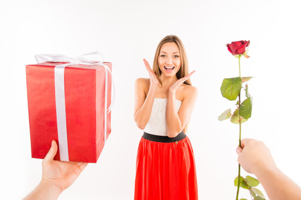 近距离的照片惊讶的女孩提出的玫瑰和礼物图片下载