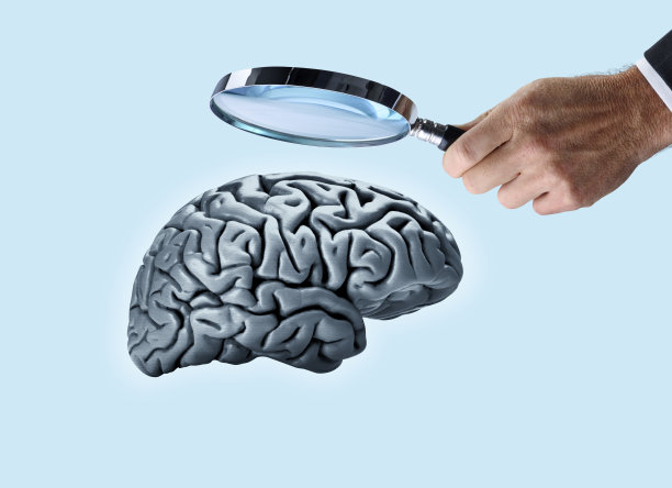 一个用放大镜仔细观察大脑的人图片下载